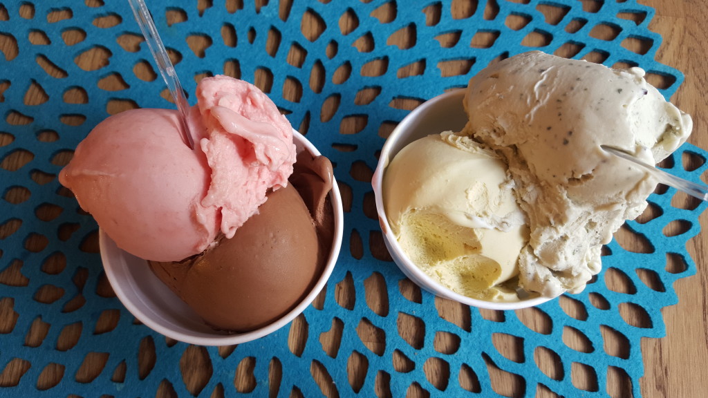 Vasakul šokolaadi-arbuusi gelato, paremal piparmündi-pistaatsia gelato. Foto erakogu