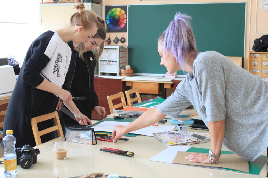 Moestilistika tudengid ​​​​Kadri Vahar ja Jasmin Isabel Kaunismäe kottide valmistamise töötuba ettevalmistamas; Foto: Piret Mägi 